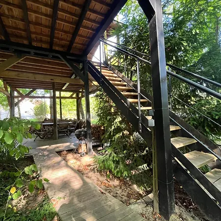 Konukevi Dans Les Arbres Avec Bain Nordique Moisson