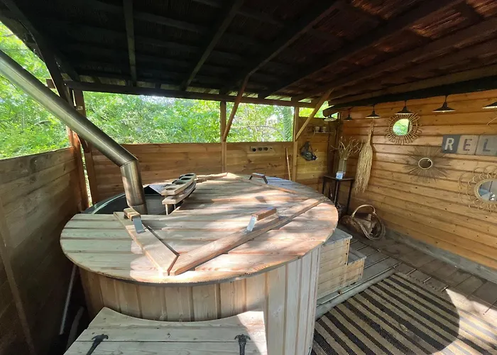 Dans Les Arbres Avec Bain Nordique Pensión 3*